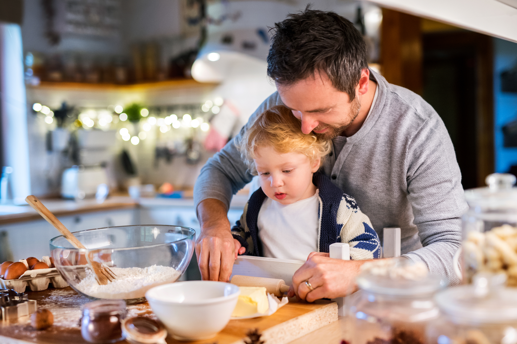 Vater mit Sohn in der Küche