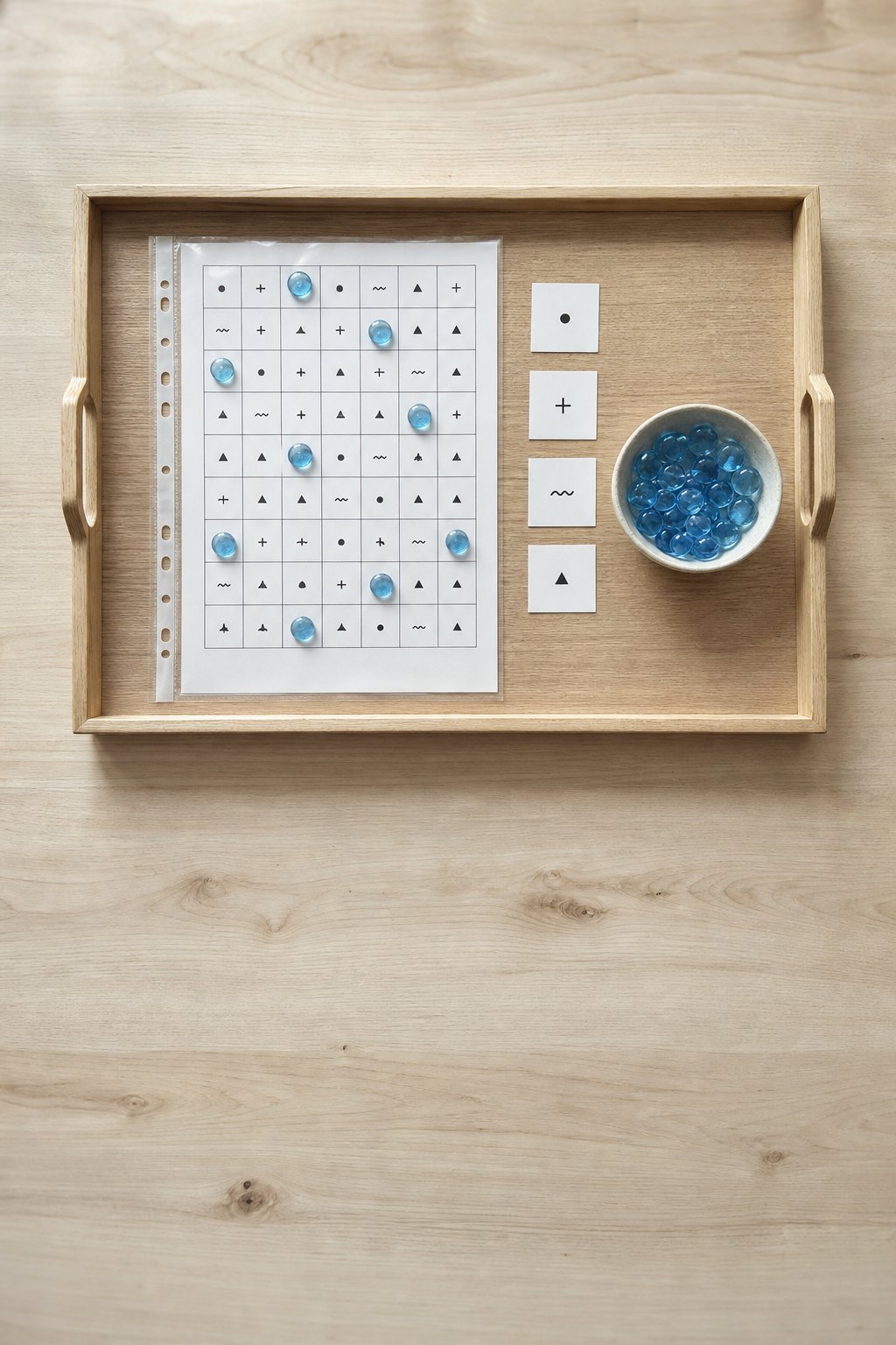Tablett mit Symbolraster in einer Klarsichthülle zum Suchen und Abdecken