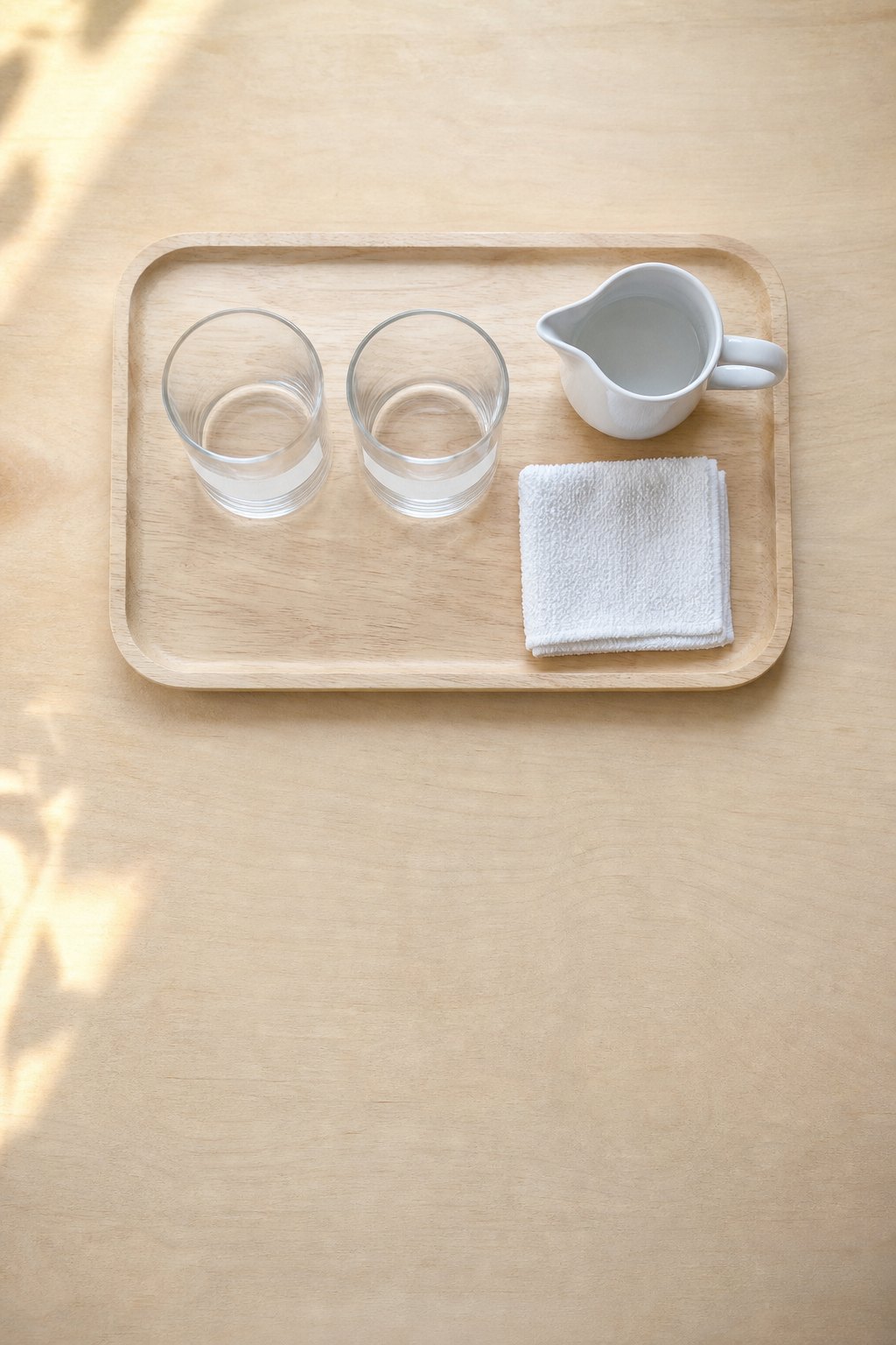 Tablett mit zwei kleinen Gläsern, an denen ein Klebestreifen die Füllhöhe markiert