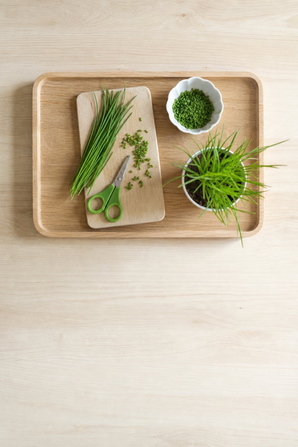 Tablett mit Holzbrettchen, frischem Schnittlauch und einer Kinderschere