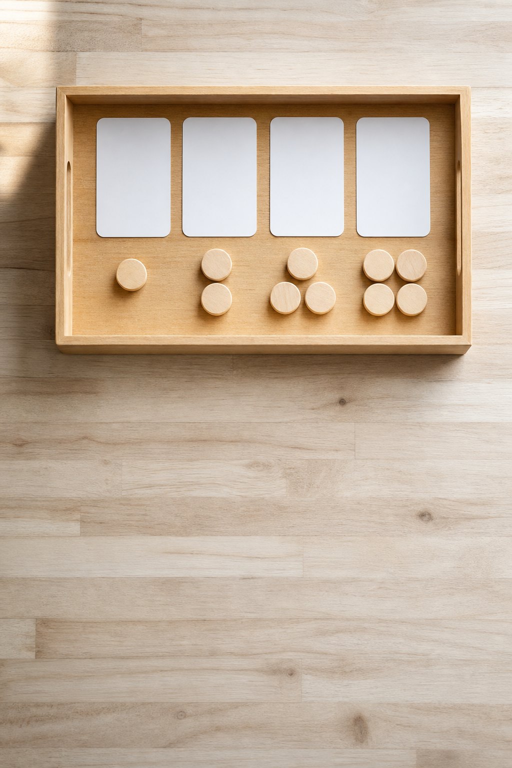 Tablett mit Ziffernkarten von 1 bis 4 und passend vielen Holzplättchen