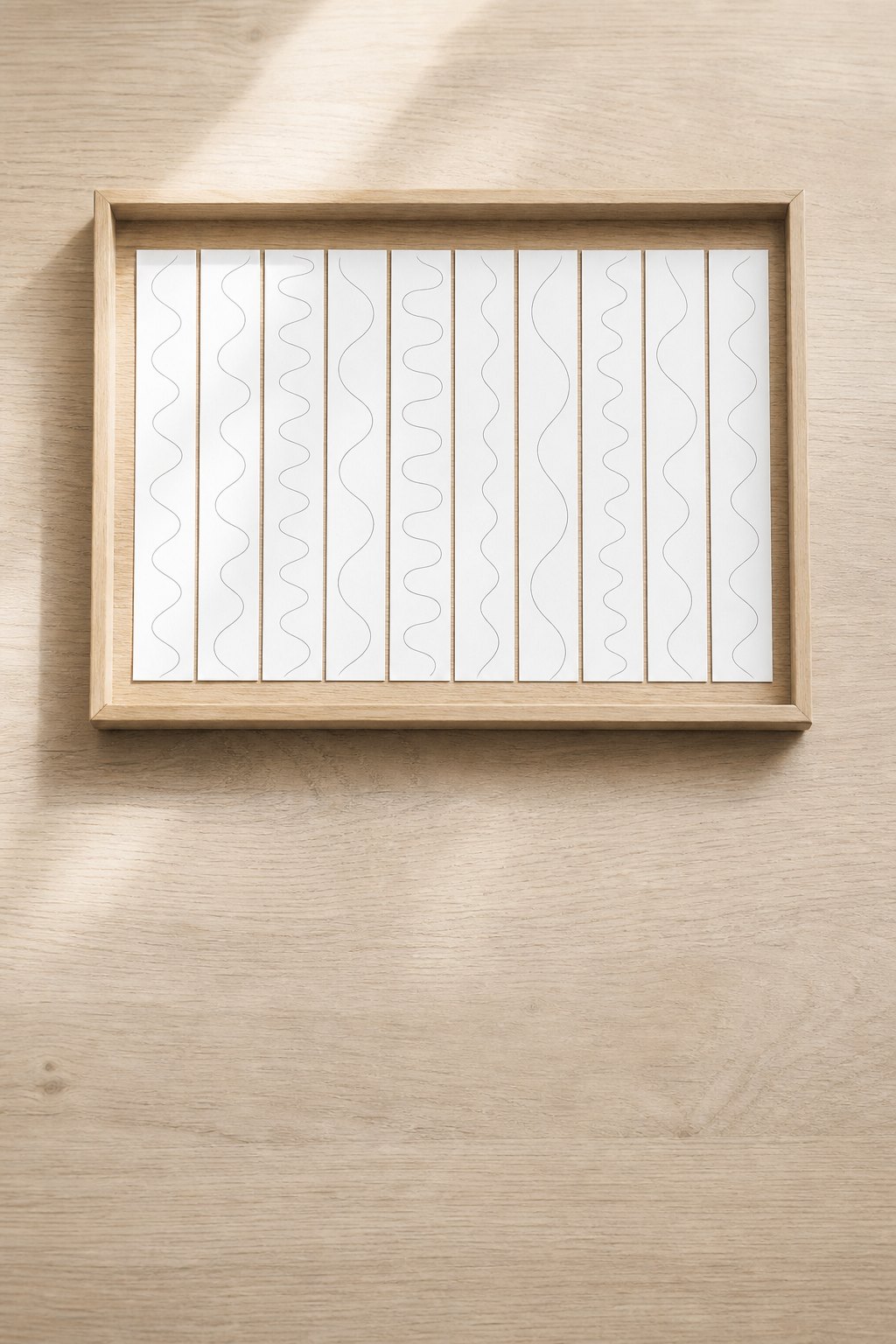 Tablett mit Papierstreifen voller Wellenlinien und einer Kinderschere