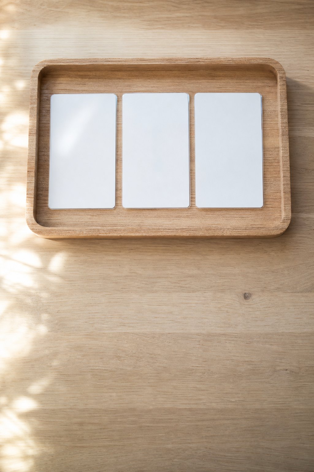 Tablett mit Ziffernkarten, auf denen bunte Knete die Zahlen nachformt