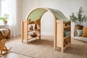 Waldorf Spielständer aus hellem Holz mit grünem Tuch als Dach in einem Kinderzimmer