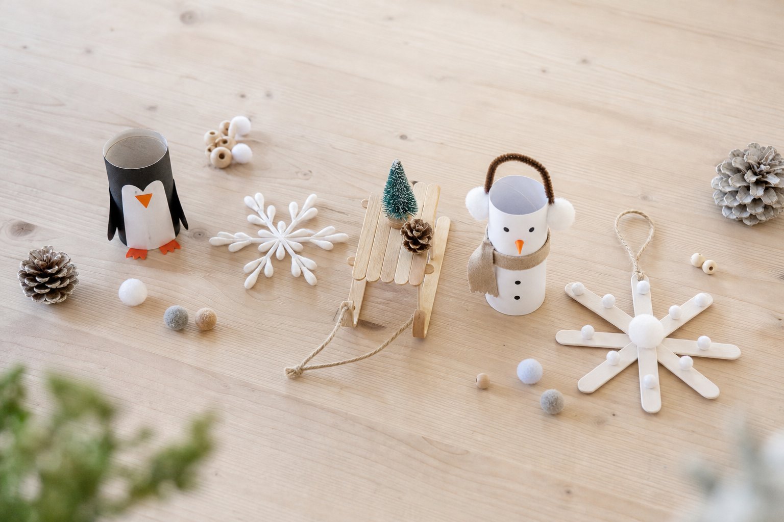 Winterbasteln mit Kindern: 12 Ideen mit Schneeflocken, Pinguinen und Schneemännern