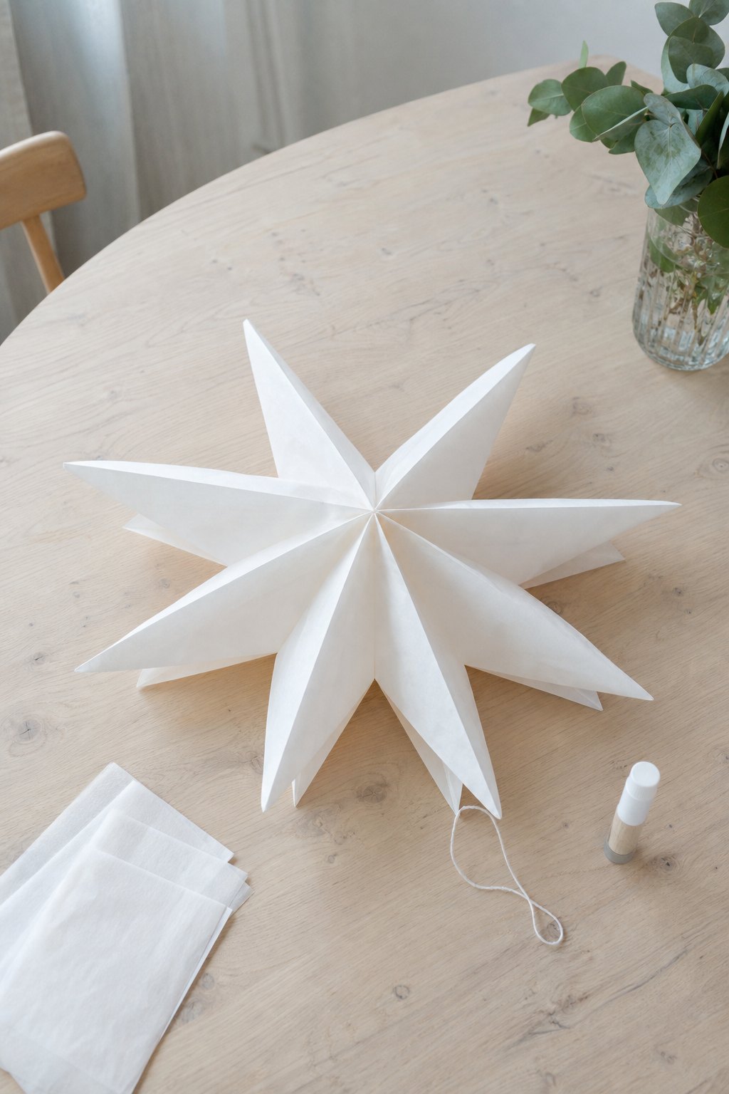 Der große Stern aus Butterbrottüten — Ein grosser, plastischer Stern aus weissen Butterbrottueten, etwa 40 cm Durchmesser, li