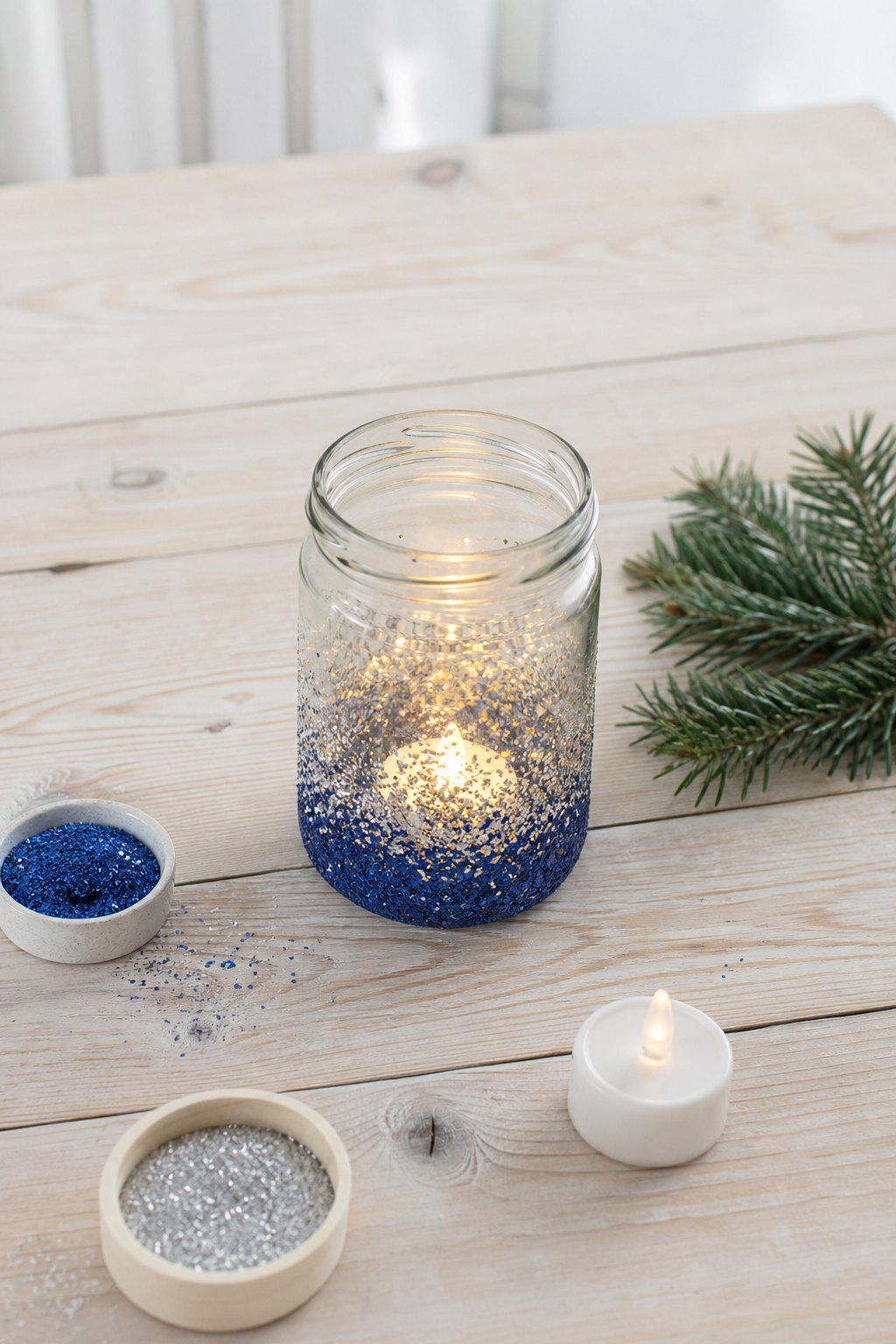 Das Glitzerglas mit Farbverlauf — Ein Marmeladenglas auf einem hellen Holztisch